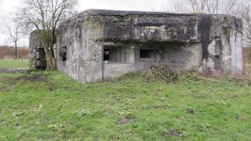 Ligne Maginot - RUBIS - (Blockhaus lourd type STG / STG-FCR - Double) - Vue générale.
La lumière que l'on aperçoit par le créneau de gauche est l'ouverture du créneau non obstrué de l'observatoire frontal.