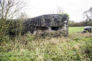 Ligne Maginot - RUBIS - (Blockhaus lourd type STG / STG-FCR - Double) - Observatoire, vue extérieure.
Le créneau de gauche est presque complètement obstrué