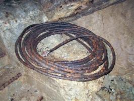 Ligne Maginot - AMODON - (Abri) - Escalier Nord
Câble  téléphonique (non utilisé)