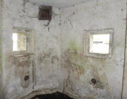 Ligne Maginot - NORD DE NIVELLE - (Blockhaus pour canon) - Créneaux de défense rapprochée côté gauche et orifice de ventilation