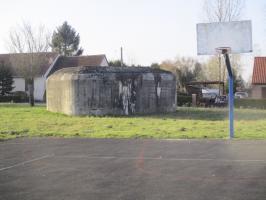 Ligne Maginot - ODOMEZ - (Blockhaus pour canon) - Blockhaus situé dans son environnement sur la place Joseph Moui.
