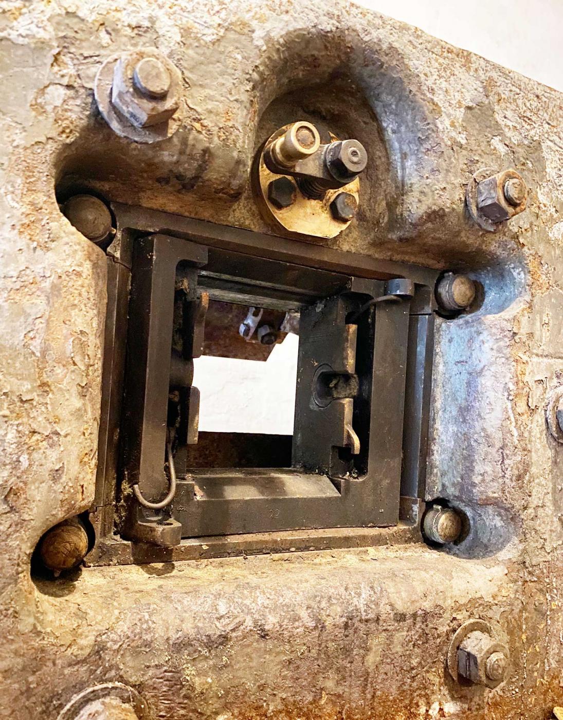 Ligne Maginot - Trémie d'observation type SFAM - Vue de détail du coté intérieur.
Noter le support de créneau de la cloche GFM A  avec la manivelle d'ouverture et de fermeture du volet en partie haute 