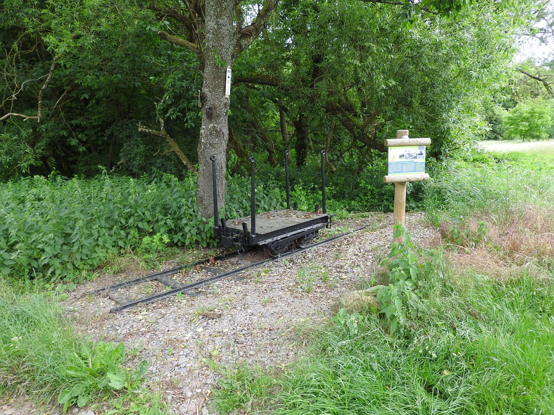 Ligne Maginot - VF60 - ANTENNE DE L'OUVRAGE DU HOCHWALD - (RESEAU - Voie 60 - Antenne ou rocade ferroviaire) - 34 - PN route D114
Une reconstitution près de la D114 à Lampertsloch. - STENGER Mathieu