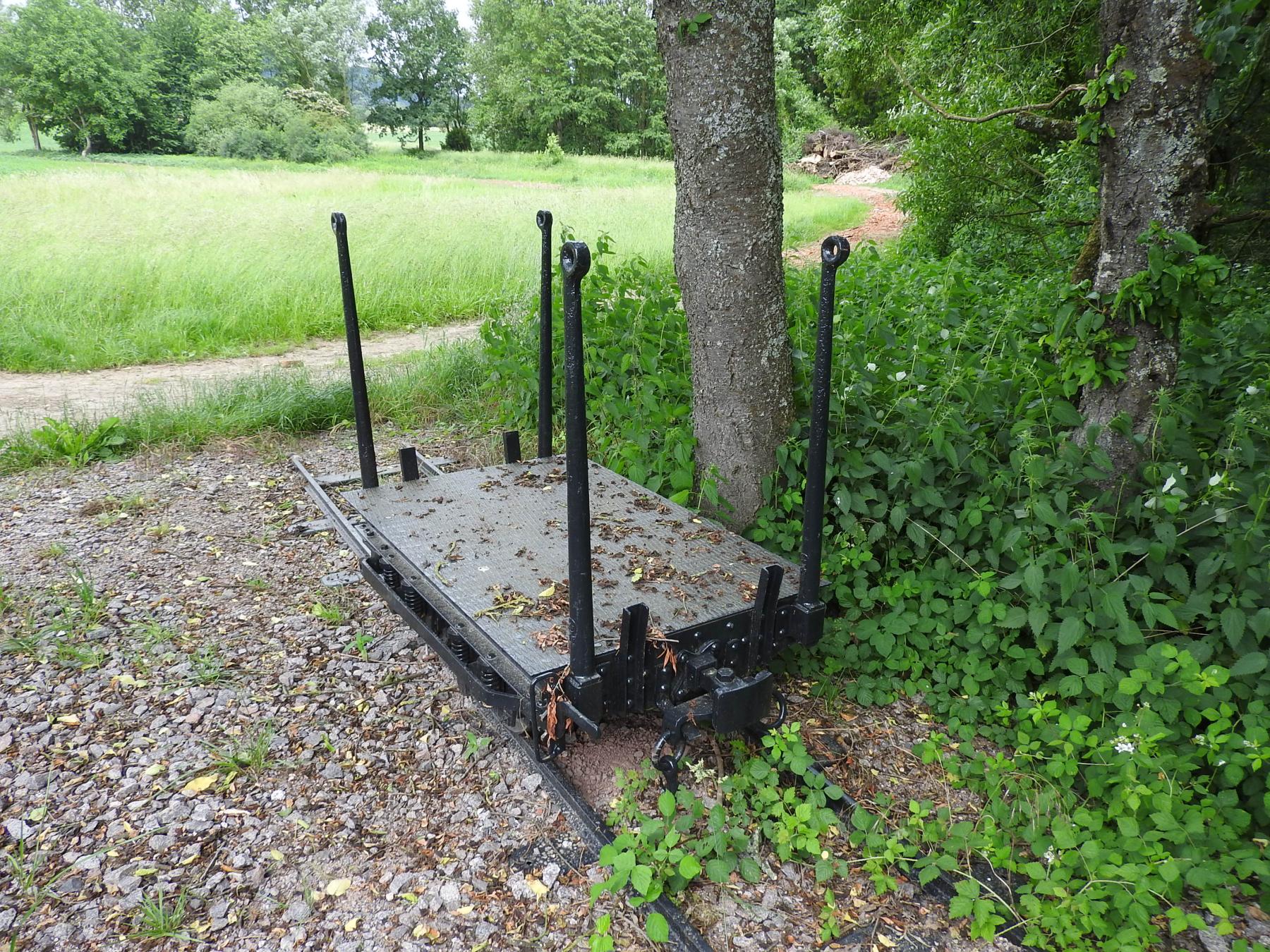 Ligne Maginot - VF60 - ANTENNE DE L'OUVRAGE DU HOCHWALD - (RESEAU - Voie 60 - Antenne ou rocade ferroviaire) - 34 - PN route D114
Une reconstitution près de la D114 à Lampertsloch. - STENGER Mathieu