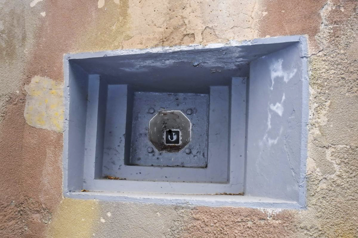 Ligne Maginot - SIMSERHOF - (Ouvrage d'artillerie) - Entrée munitions
Créneau FM de gauche à la forme particulière - Daniel Froehly