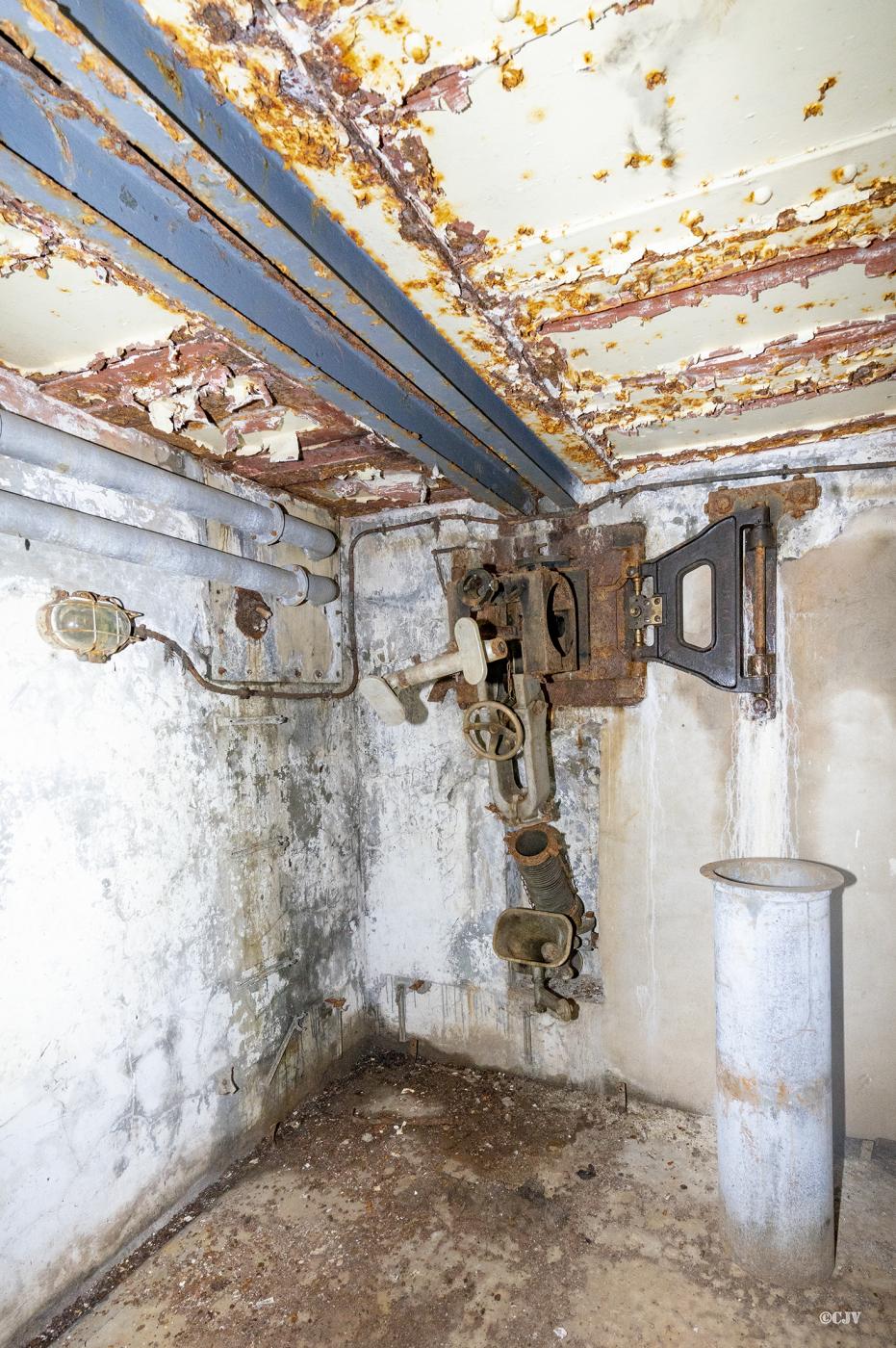 Ligne Maginot - SIMSERHOF - (Ouvrage d'artillerie) - Bloc 3
Créneau JM et canon 37 - Lia VERMEULEN