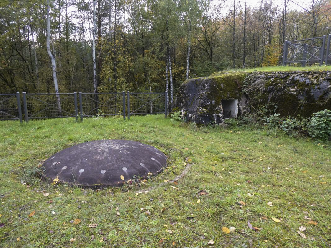 Ligne Maginot - SIMSERHOF - (Ouvrage d'artillerie) - Bloc 3
Tourelle pour mortiers 81mm et abri projecteur - ELLENA - CUNY