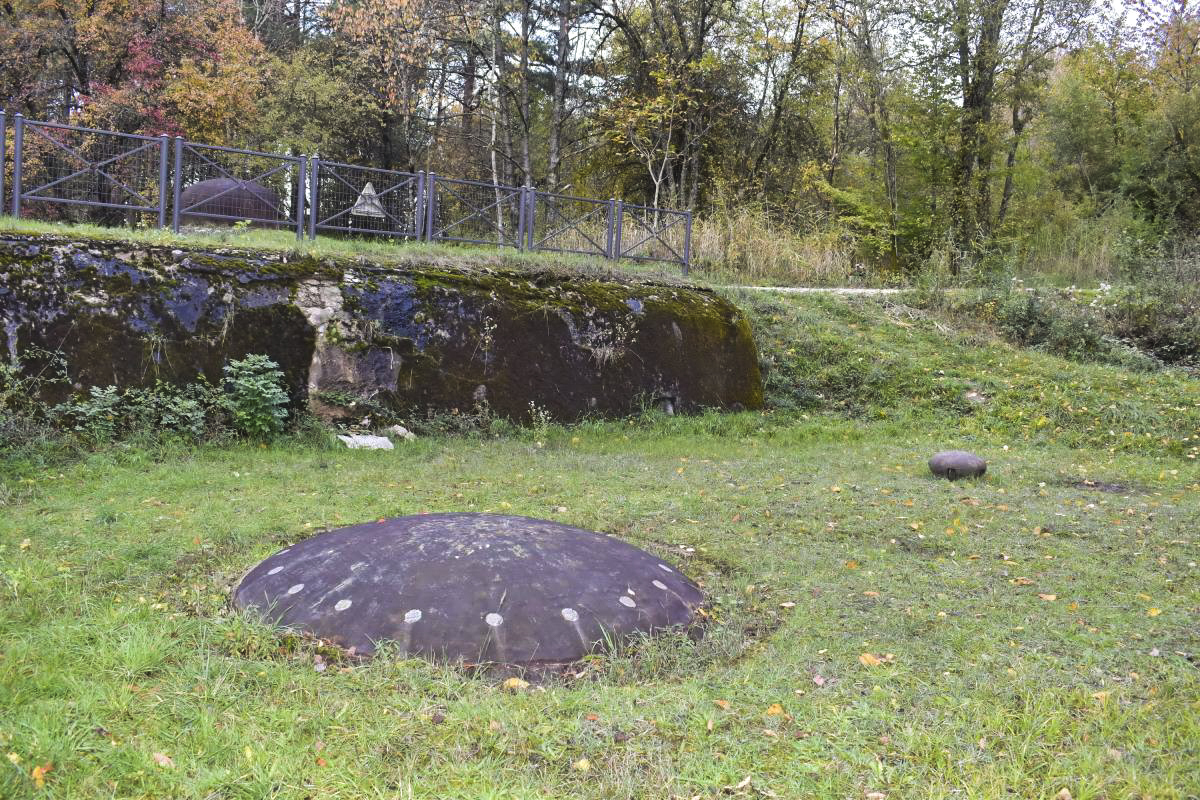 Ligne Maginot - SIMSERHOF - (Ouvrage d'artillerie) - Bloc 3
Tourelle de 81mm et le champignon blindé de prise d'air - Daniel Froehly