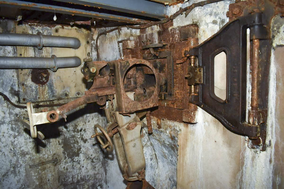 Ligne Maginot - SIMSERHOF - (Ouvrage d'artillerie) - Bloc 3
Créneau JM et canon 37 - Daniel Froehly