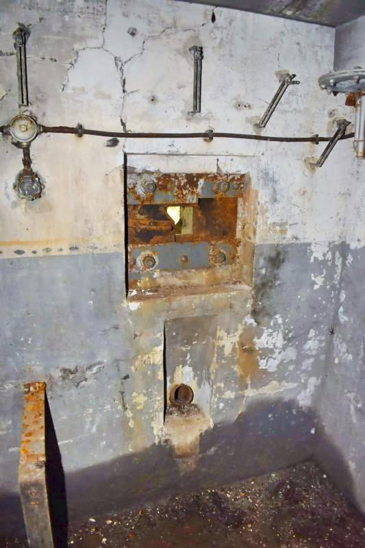 Ligne Maginot - SIMSERHOF - (Ouvrage d'artillerie) - Bloc 3
Créneau FM de la chambre de repos - Daniel Froehly