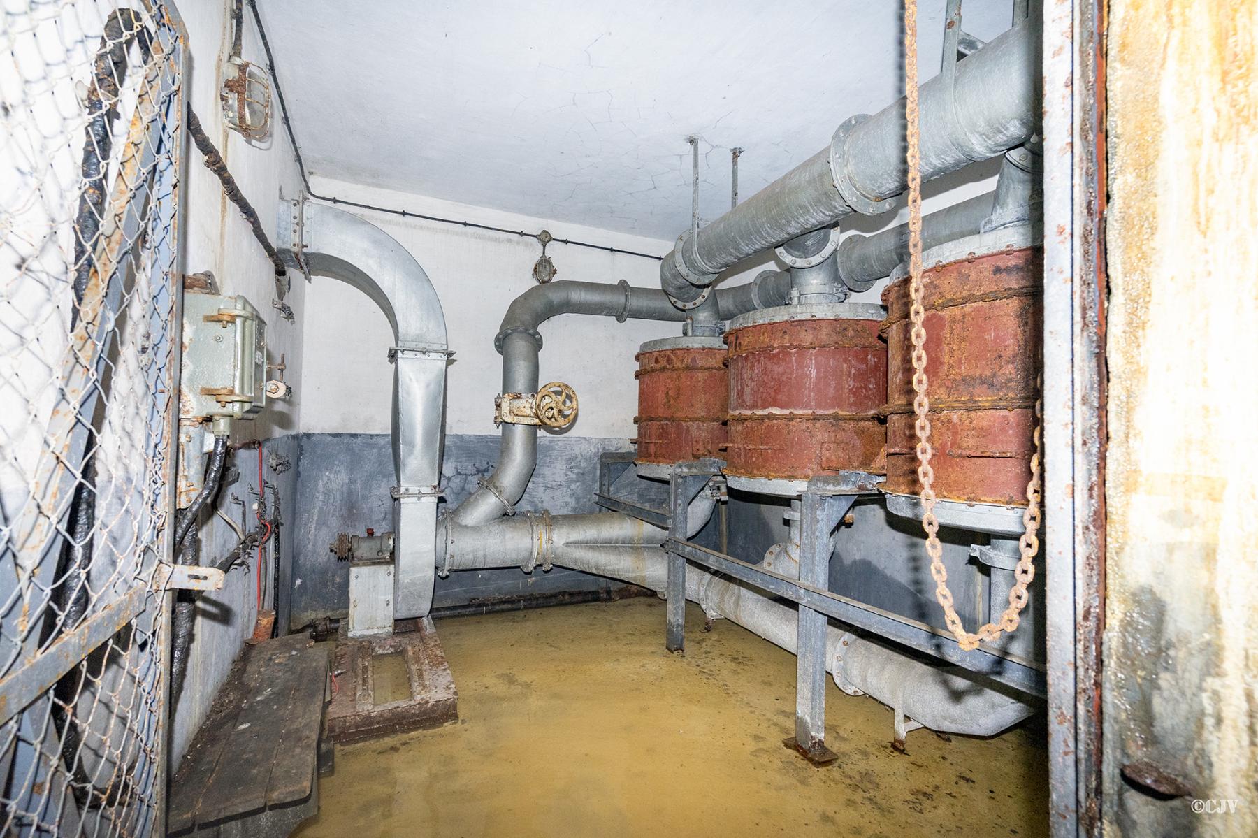 Ligne Maginot - SIMSERHOF - (Ouvrage d'artillerie) - Bloc 3
Local des filtres - Lia VERMEULEN