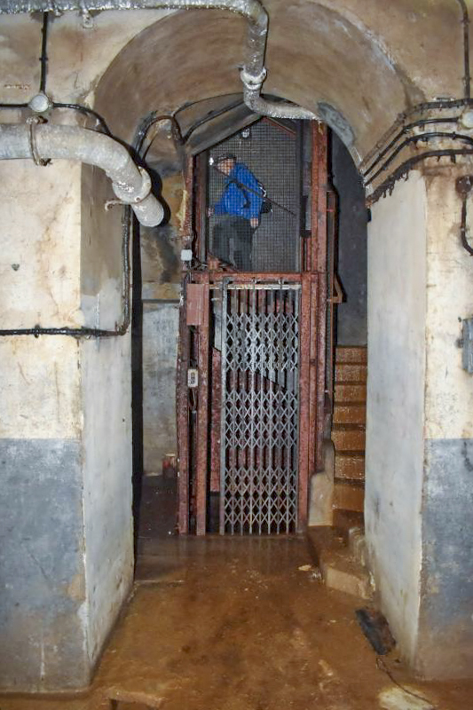 Ligne Maginot - SIMSERHOF - (Ouvrage d'artillerie) - Bloc 3
Monte-charge - Daniel Froehly
