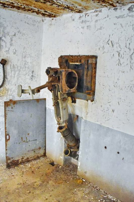 Ligne Maginot - SIMSERHOF - (Ouvrage d'artillerie) - Bloc 4
Chambre de tir: créneau jumelage mitrailleuse - Daniel Froehly