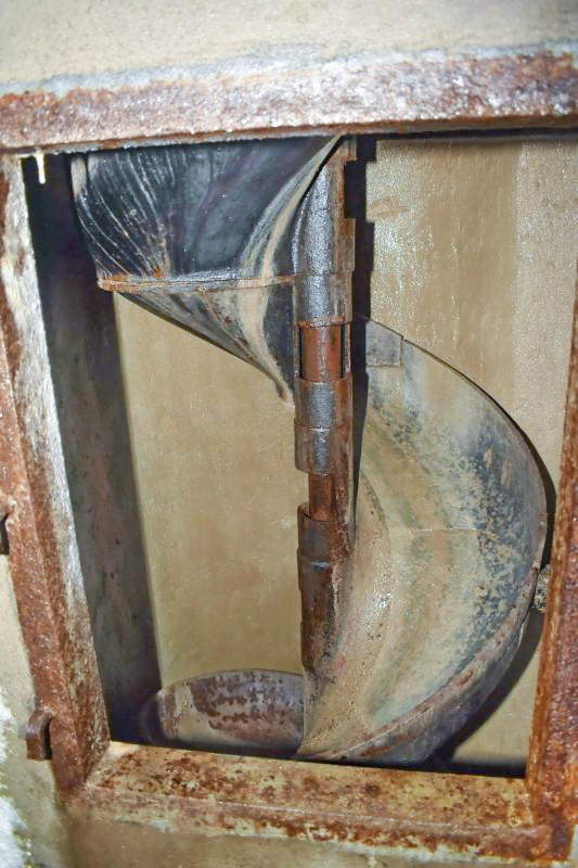Ligne Maginot - SIMSERHOF - (Ouvrage d'artillerie) - Bloc 4
Toboggan d'évacuation des douilles - Daniel Froehly