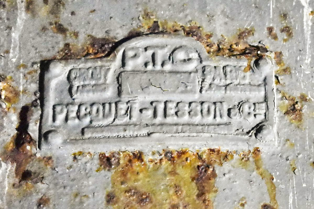 Ligne Maginot - SIMSERHOF - (Ouvrage d'artillerie) - Bloc 6
Plaque Pecquet Tesson et Cie, constructeur de la trappe de la fosse à douilles du bloc - Daniel Froehly