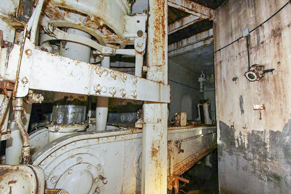 Ligne Maginot - Ouvrage d'artillerie du SIMSERHOF - Bloc 8
Tourelle de 75 mle 33
Etage inférieur; le balancier à contrepoids - GRASSER Michel