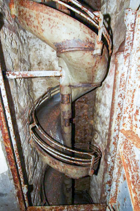 Ligne Maginot - Ouvrage d'artillerie du SIMSERHOF - Bloc 8
Puits d’accès
Le toboggan de descente des douilles usagées de la tourelle de 75 mle 33