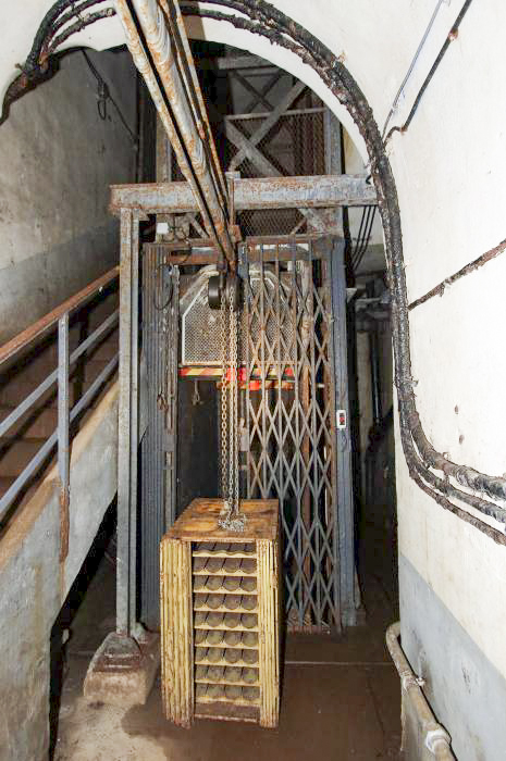 Ligne Maginot - SIMSERHOF - (Ouvrage d'artillerie) - Bloc 8
Pied du bloc
Le monte-charge du bloc avec un casier pour obus de 75 sur le monorail - GRAMI