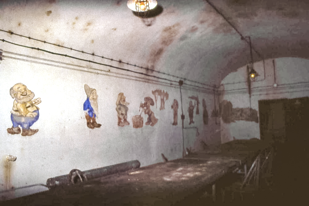 Ligne Maginot - SIMSERHOF - (Ouvrage d'artillerie) - Blanche neige au foyer du casernement - JFK