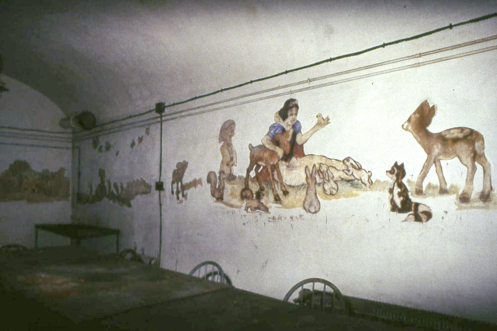 Ligne Maginot - SIMSERHOF - (Ouvrage d'artillerie) - Blanche neige au foyer du casernement - JFK
