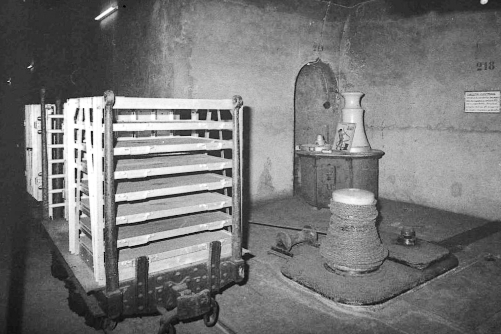 Ligne Maginot - SIMSERHOF - (Ouvrage d'artillerie) - Magasin principal à munitions M1
Cabestan utilisé pour la manutention des wagonnets, les locotracteurs électriques étant interdits dans les M1 du fait des risques présentés par les étincelles au niveau du caténaire. - JFK