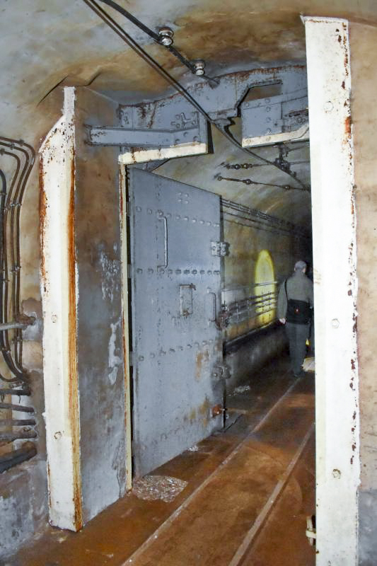 Ligne Maginot - SIMSERHOF - (Ouvrage d'artillerie) - Porte blindée avec passage de la caténaire - Daniel Froehly