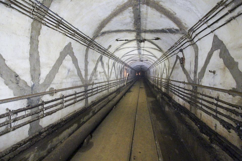Ligne Maginot - SIMSERHOF - (Ouvrage d'artillerie) - Galeries de l'ouvrage
Noter les saignées faites pour  la mise en place du drainage dans les parements de la galerie - GRAMI