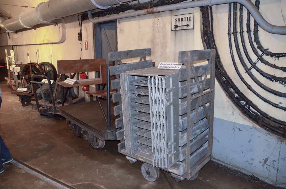 Ligne Maginot - SIMSERHOF - (Ouvrage d'artillerie) - Chariot pour le transport des chassis à munition (au 1er plan) et au second, wagonnet ayant transporté M.Churchill lors de la visite de l'ouvrage. - D. Froehly