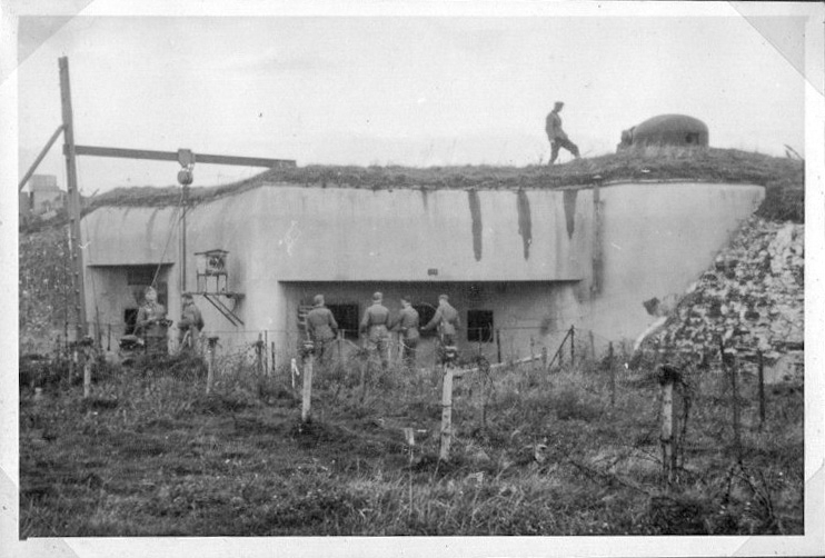 Ligne Maginot - LEGERET - (Casemate d'infanterie) - Photo prise sous l'occupation allemande, 
noter le projecteur provisoire et le dispositif de levage probablement destiné à la mise en place du projecteur blindé.