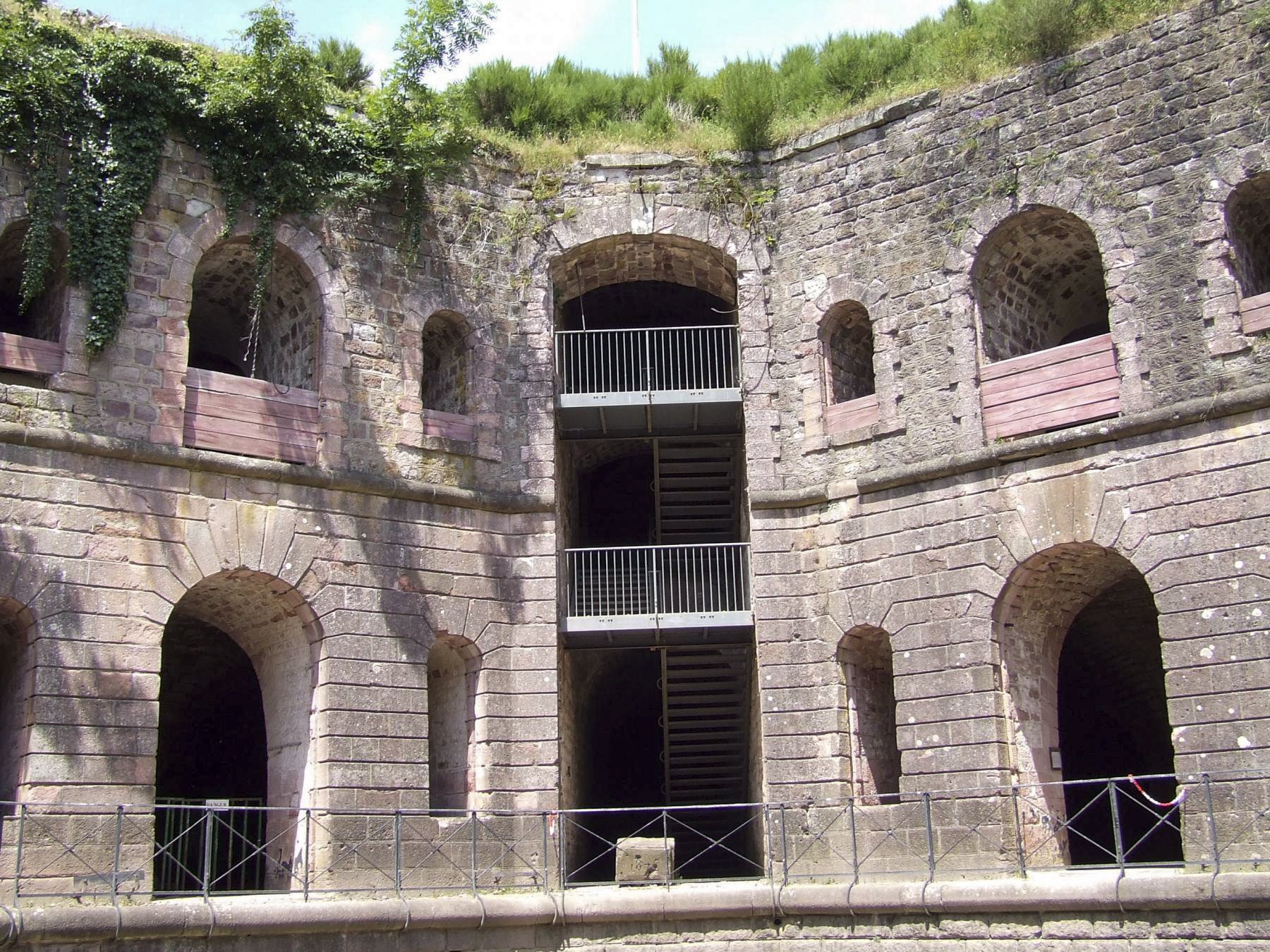 Ligne Maginot - FORT DE GIROMAGNY - (Position d'artillerie préparée) - Le casernement hexagonal à deux étages - STENGER Mathieu