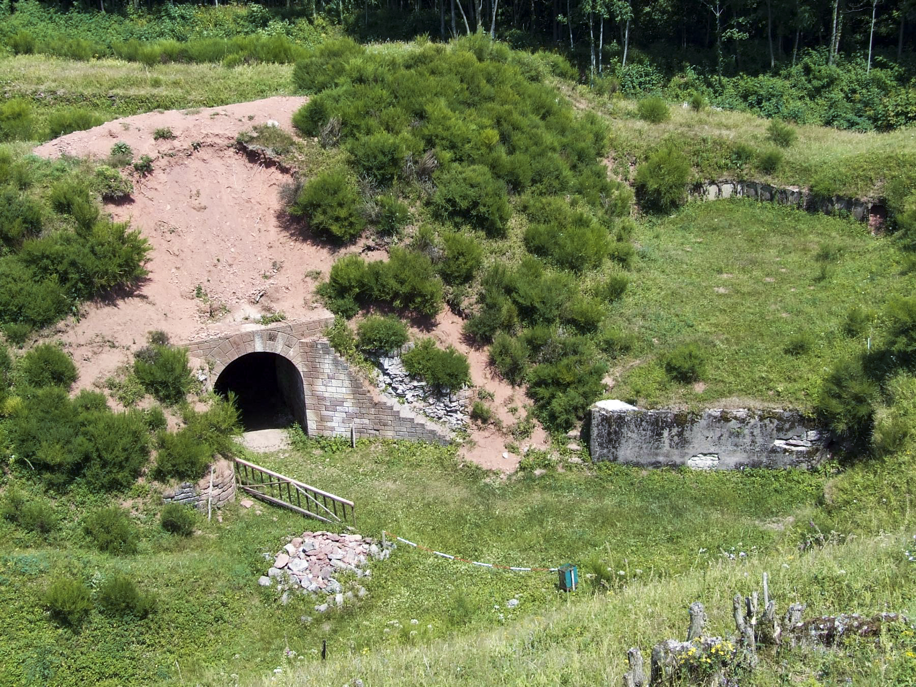 Ligne Maginot - FORT DE GIROMAGNY - (Position d'artillerie préparée) - Un emplacement pour pièce d'artillerie et la gaine d'accès à la caponnière double - STENGER Mathieu