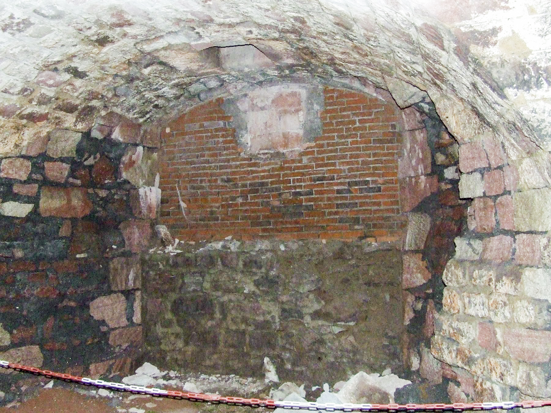 Ligne Maginot - FORT DE GIROMAGNY - (Position d'artillerie préparée) - Une casemate à tir indirect avec son embrasure bouchée - STENGER Mathieu