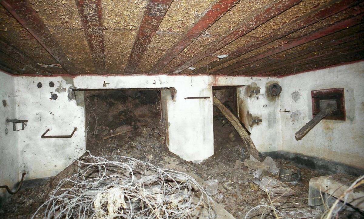 Ligne Maginot - NEUMUHL 3 (AVANT POSTE) - (Blockhaus pour canon) - L'intérieur du blockhaus avec ses deux entrées - HEMMERT Valentin