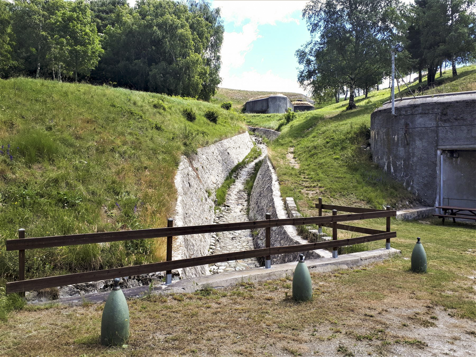 Ligne Maginot - SAINT GOBAIN - (Ouvrage d'infanterie) - Bloc EMH
Le torrent détourné et canalisé, au fond le bloc 1 - Gregory Fuchs