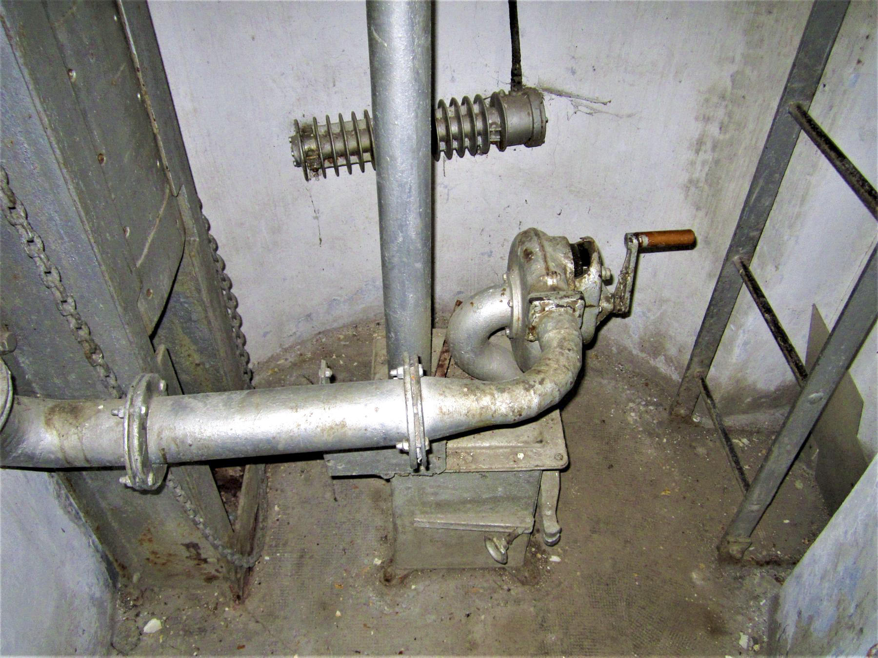 Ligne Maginot - SAINT GOBAIN - (Ouvrage d'infanterie) - Bloc 2
Ventilateur et récupérateur des douilles de la cloche GFM - Gregory Fuchs