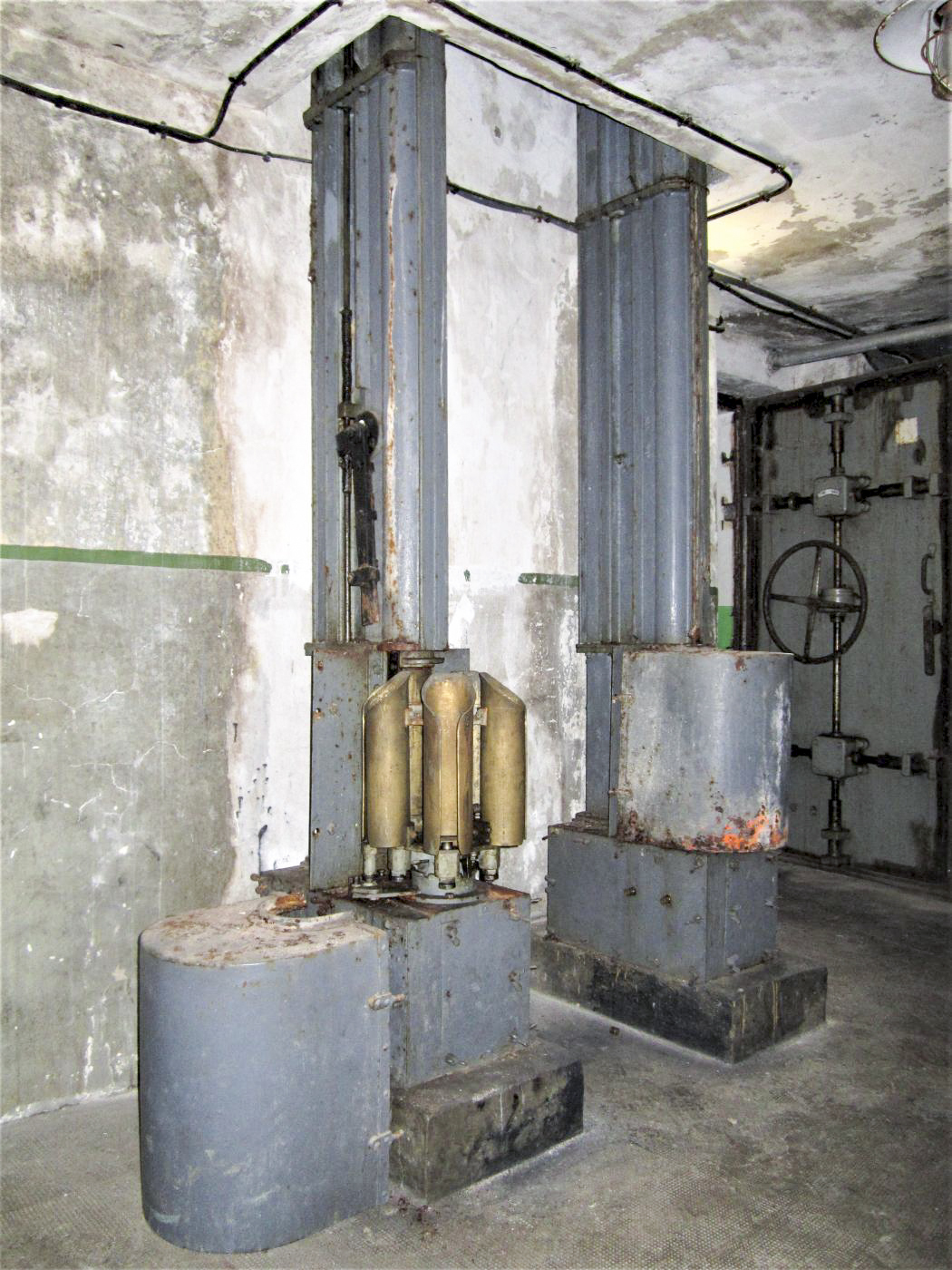 Ligne Maginot - SAINT GOBAIN - (Ouvrage d'infanterie) - Bloc 2
Etage inférieur
Norias d'approvisionnement en munitions de 81 - Gregory Fuchs