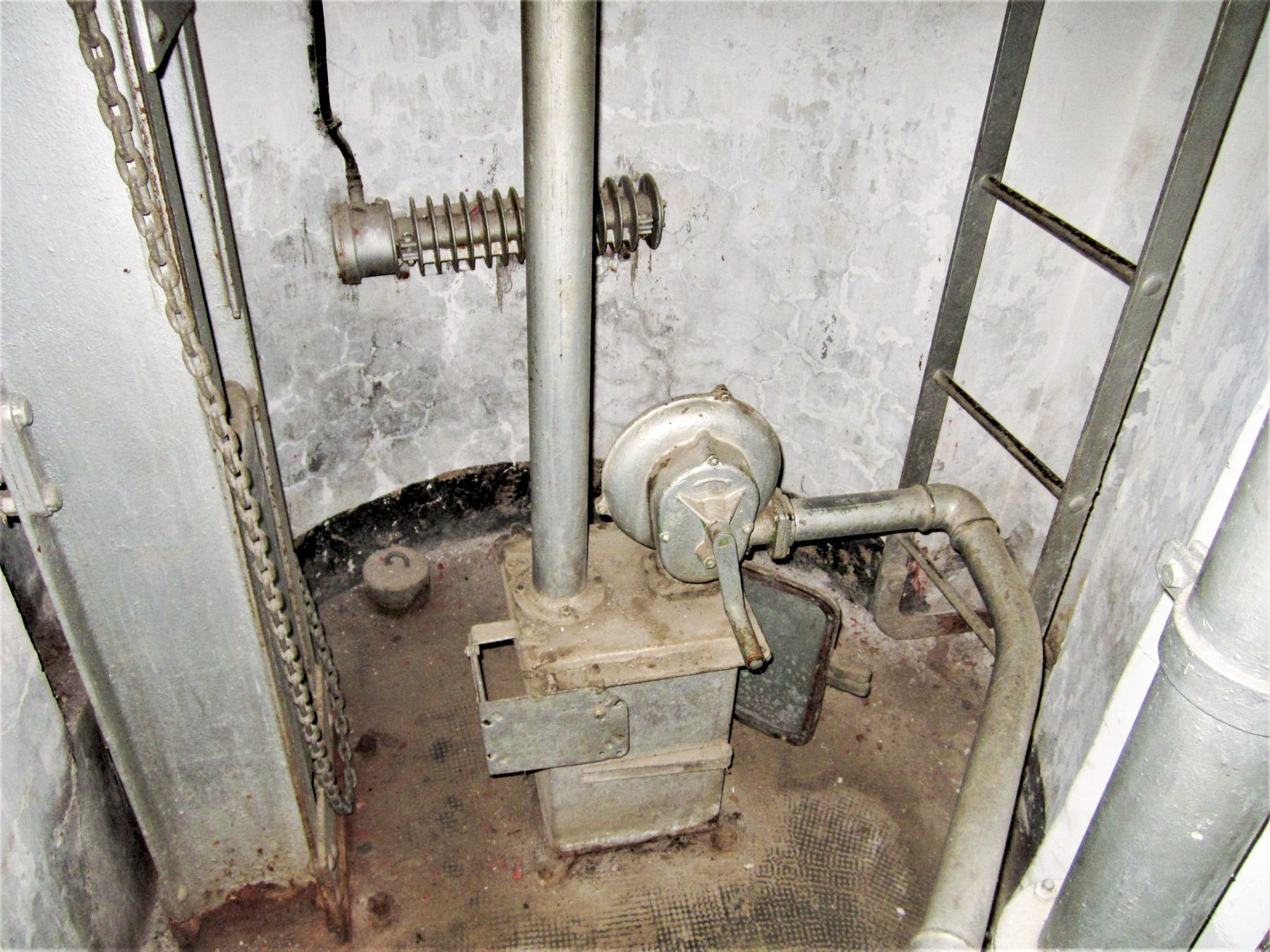 Ligne Maginot - SAINT GOBAIN - (Ouvrage d'infanterie) - Bloc 3
Ventilateur et récupérateur des douilles de la cloche GFM/J2 - Gregory Fuchs