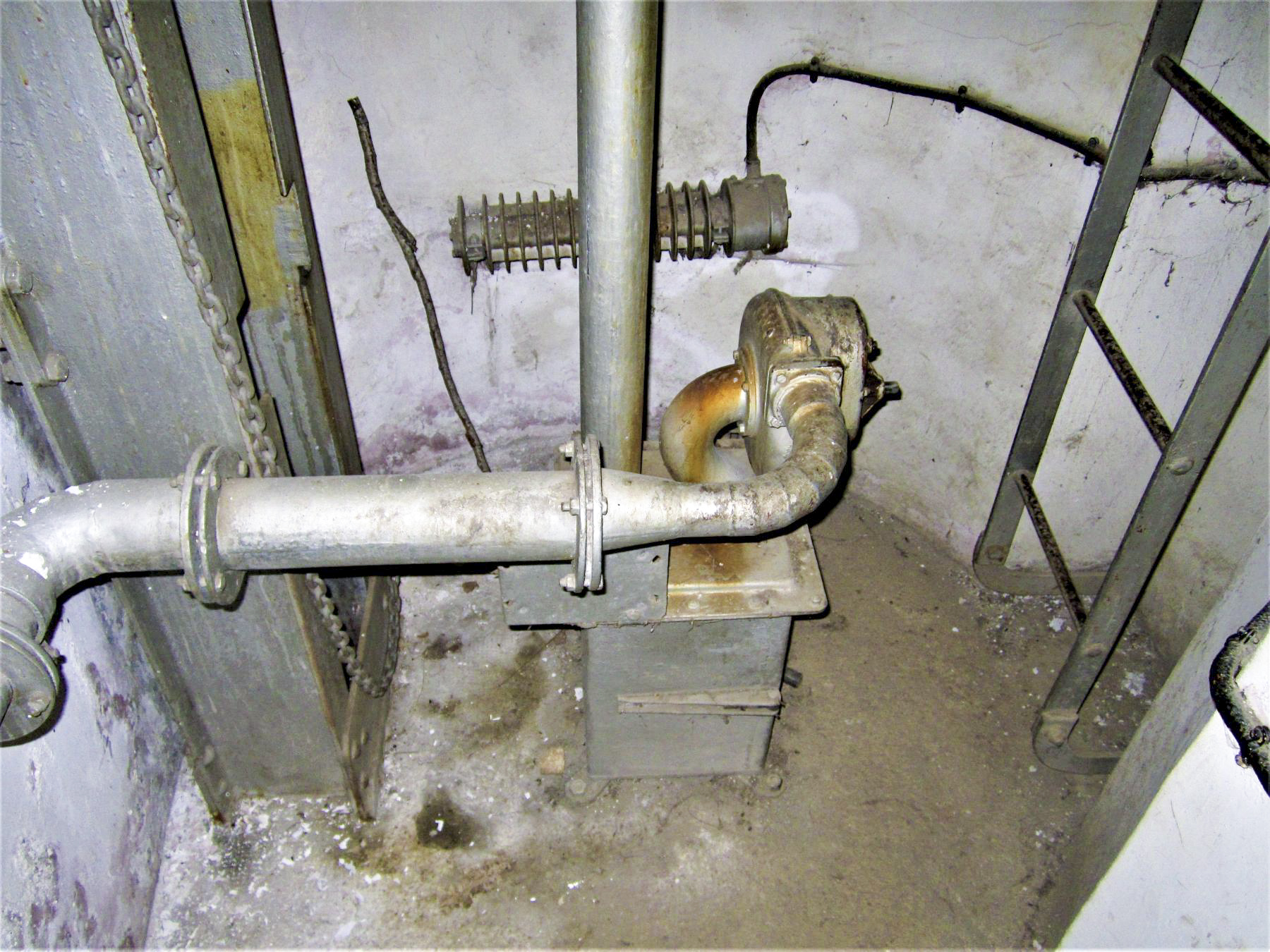 Ligne Maginot - SAINT GOBAIN - (Ouvrage d'infanterie) - Bloc 4
Ventilateur et récupérateur des douilles de la cloche GFM - Gregory Fuchs