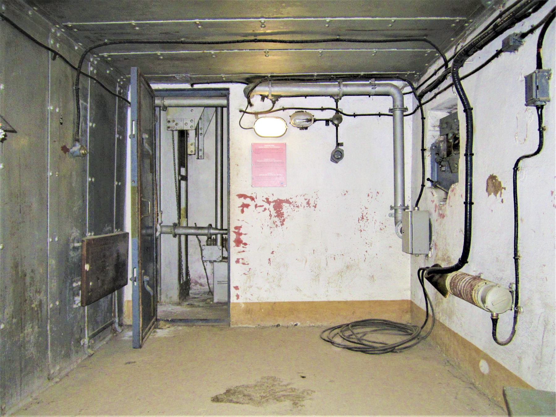 Ligne Maginot - SAINT GOBAIN - (Ouvrage d'infanterie) - Bloc 4
Chambre de tir FM, au fond la cloche GFM - Gregory Fuchs