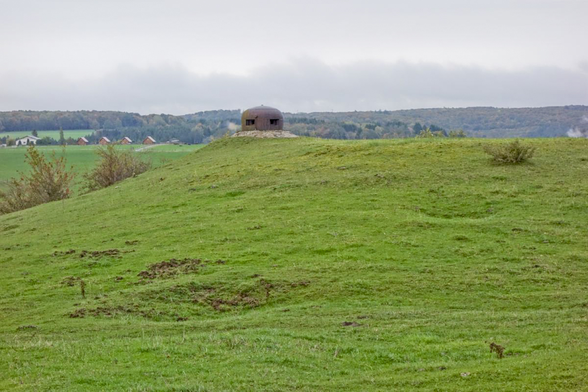 Ligne Maginot - SEELBERG EST - (Casemate d'infanterie) - La cloche GFM domine les dessus de la casemate. A noter le terrain qui présente des cratères, vestiges de bombardement ? - Michel Teiten