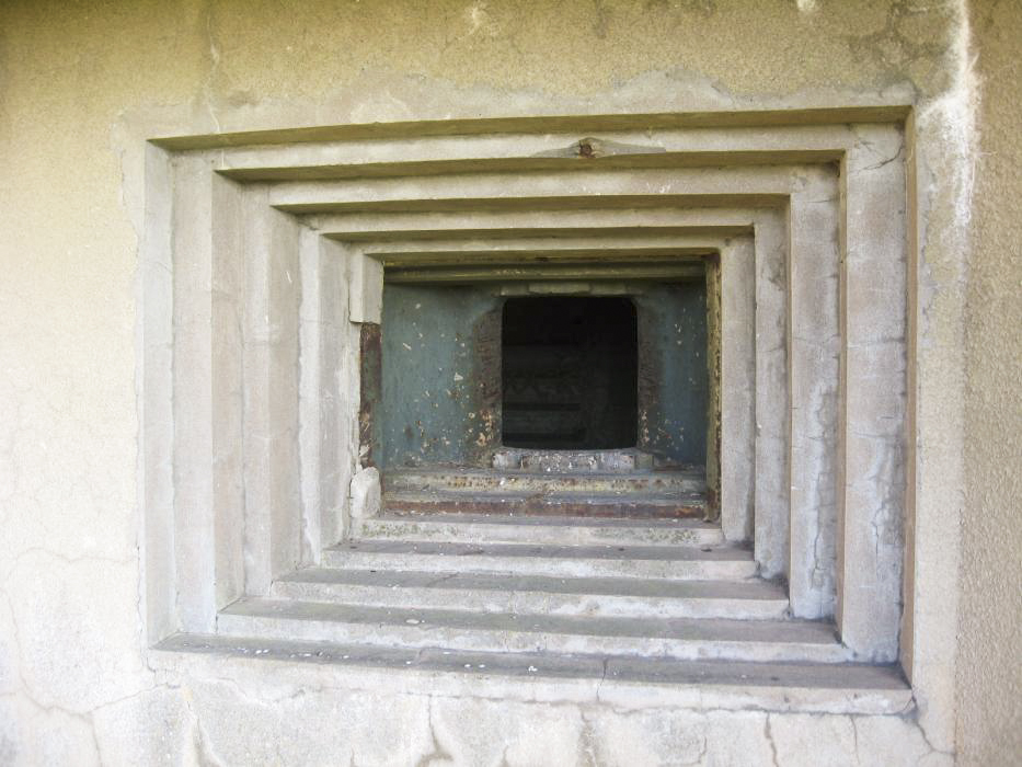 Ligne Maginot - SEELBERG OUEST - (Casemate d'infanterie) - Créneau pour jumelage de mitrailleuses Reibel MAC 31 interchangeable avec un canon antichar de 47 MM - Christian LENHARD
