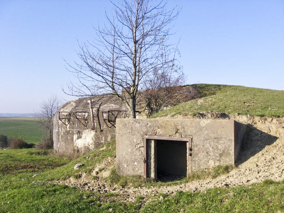 Ligne Maginot - SEELBERG OUEST - (Casemate d'infanterie) - Niche destinée au stockage des mines et barbelés prévus pour refermer l'accès cheminant dans le réseau de barbelés antipersonnel entourant la casemate - Christian LENHARD