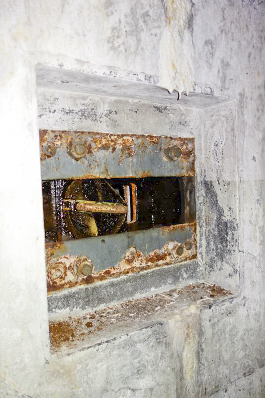 Ligne Maginot - SEELBERG OUEST - (Casemate d'infanterie) - Créneau intérieur de défense de la sortie de secours de la casemate. - Michel Teiten