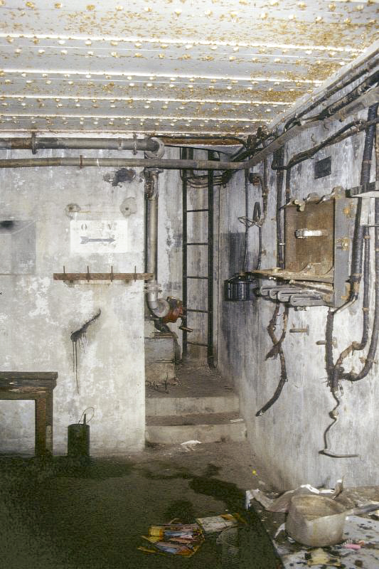 Ligne Maginot - SEELBERG OUEST - (Casemate d'infanterie) - Le central téléphonique de la casemate, au fond, la cloche GFM utilisée comme observatoire - inconnu