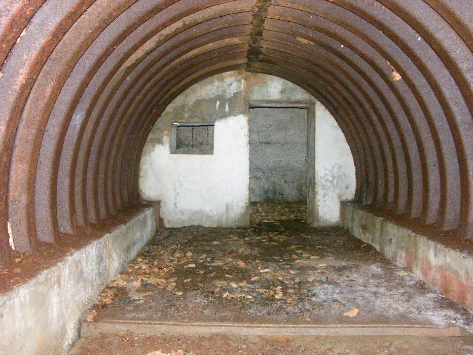 Ligne Maginot - SIERSTHAL 2 - (PC) - L'alvéole
Vue vers l'entrée de plain pied. Noter les rigoles au sol - Pascal LAMBERT