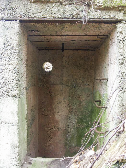 Ligne Maginot - SIERSTHAL 2 - (PC) - L'édicule de la sortie haute
Noter la réservation pour une gaine d'évacuation - Pascal LAMBERT