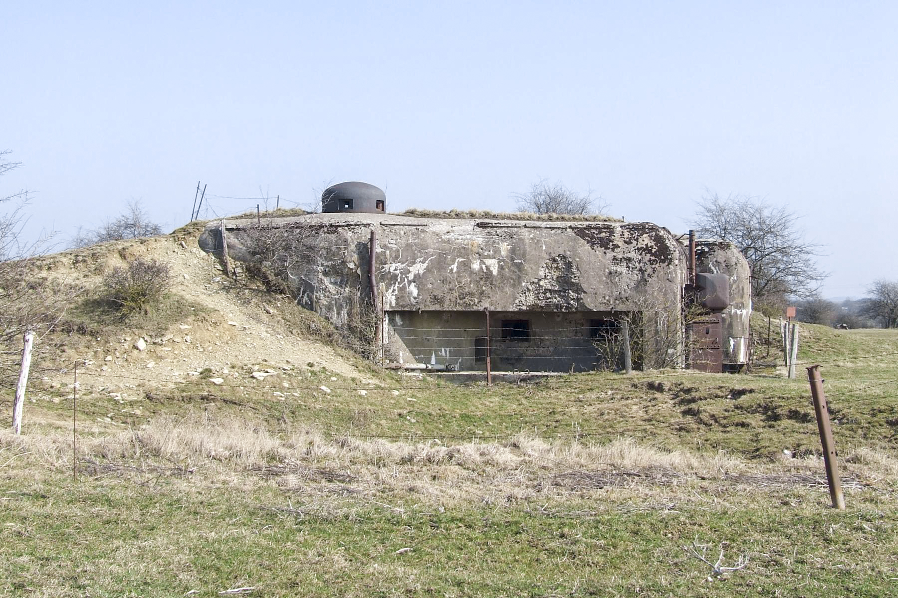 Ligne Maginot - SINNERSBERG OUEST - (Casemate d'infanterie) - La façade de tir. La boîte à sable se trouve à l'avant-plan au niveau de la clôture - STENGER Mathieu