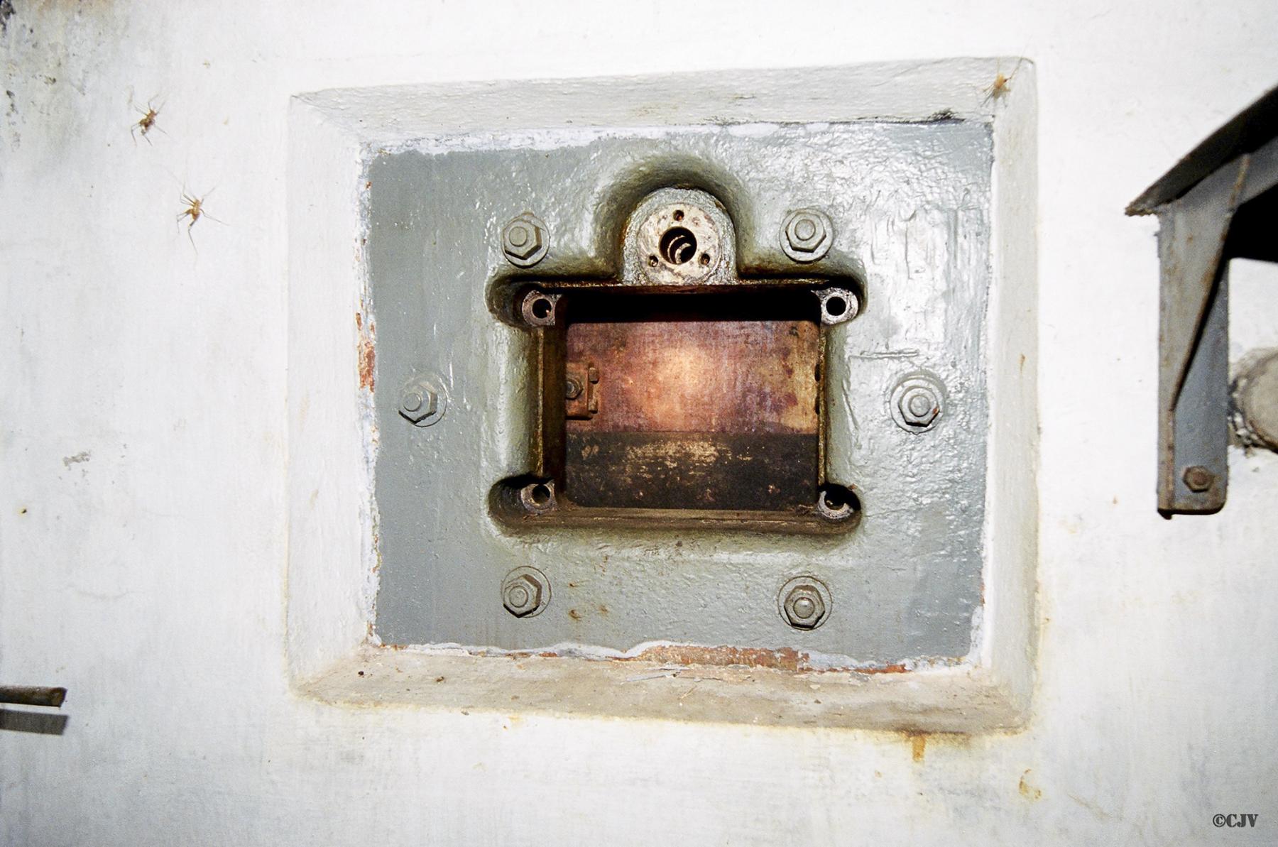 Ligne Maginot - MONTE GROSSO (MG) - E02 - (Ouvrage d'artillerie) - Bloc 3
Créneau observatoire - Lia VERMEULEN
