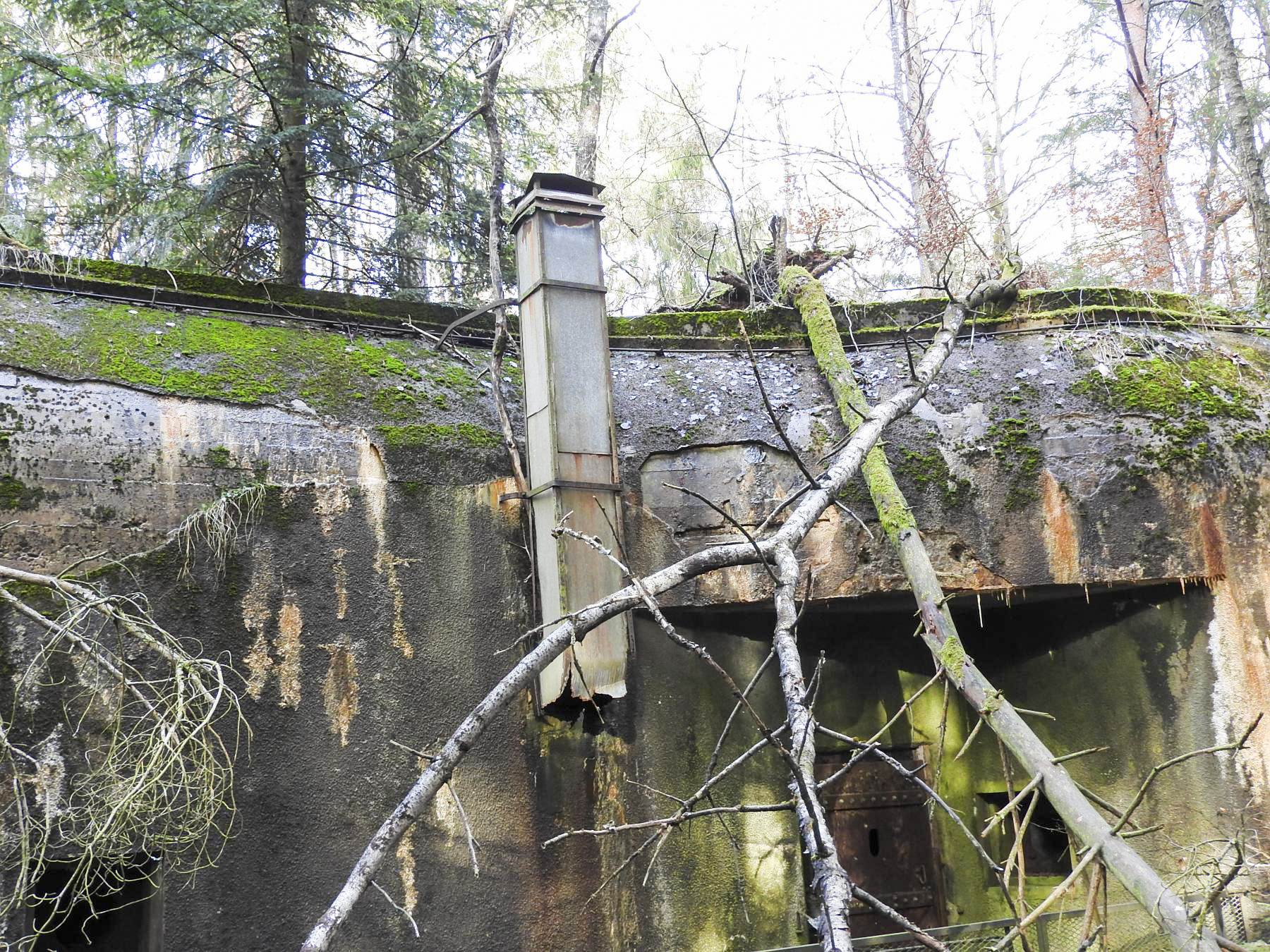 Ligne Maginot - CAMP DE BITCHE - (Abri) - Une cheminée et l'entrée de droite - STENGER Mathieu