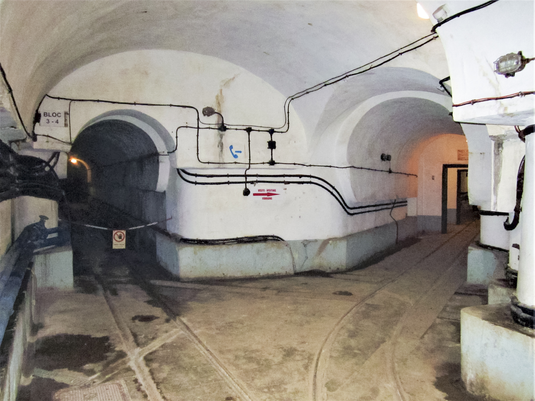Ligne Maginot - FOUR A CHAUX - FAC - (Ouvrage d'artillerie) - Galerie vers les blocs 3 et 4
A droite entrée du bloc 2 - Gregory Fuchs